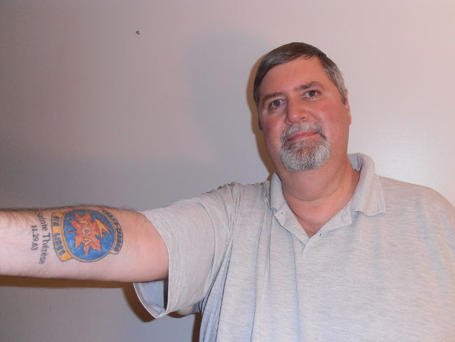 Le fils du capitaine Harry J. Dyck s’est fait tatouer le sigle de la Trans-Canada Airlines en plus du lieu et de la date de l’écrasement. Habitant à Mississauga, M. Dyck était présent lors du lancement de l’exposition sur la tragédie au musée Joseph-Filon de Sainte-Thérèse.