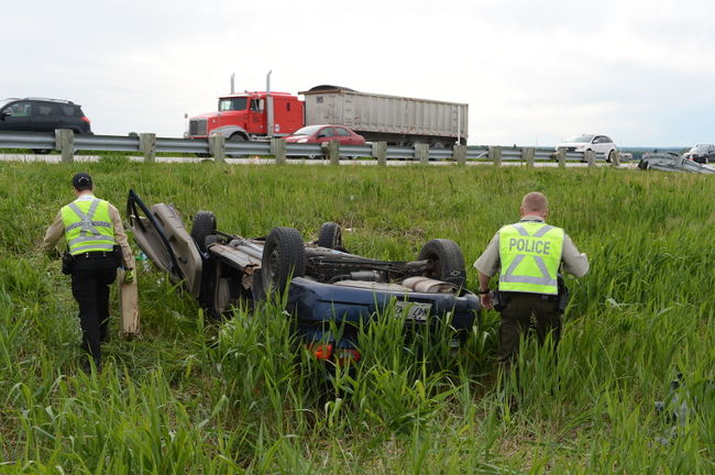La voiture a terminé sa course dans le terre-plein central de l'autoroute.