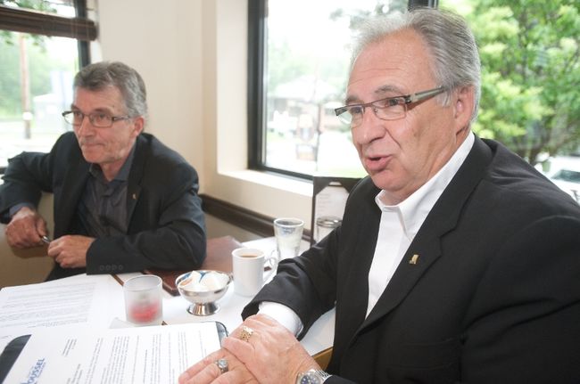 Le conseiller Normand Bleau, à gauche, a annoncé qu’il se présenterait aux côtés de Pierre Roussel, à droite sous la bannière de L’Équipe/Team Roussel. Pierre Roussel sera le candidat pour le poste de maire.