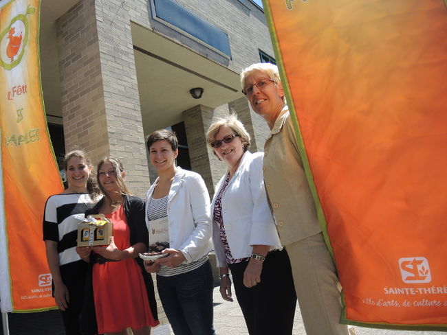 On peut apercevoir de gauche à droite, la directrice de la Chambre de commerce Thérèse-De Blainville, Cynthia Khabis, Karine Levert de Théteria Yin-Zhen, Mathilde Fays de la Chocolaterie, Sylvie Surprenant et Claire Loiselle, directrice du sport et des loisirs communautaires. 