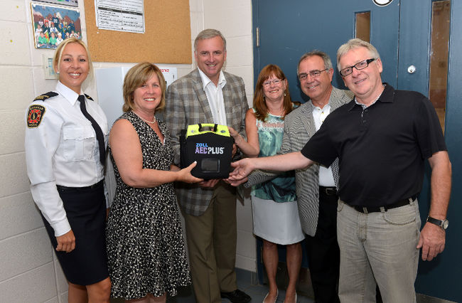 Mélanie Ouimet, du Service de la Sécurité incendie, Paule Fortier, présidente de la CSSMI, François Cantin, maire de Blainville, Nicole Ruel et Alain Portelance, vice-présidente et président de la Commission de la sécurité, ainsi que Michel Courchesne, directeur de l’école de la Seigneurie.