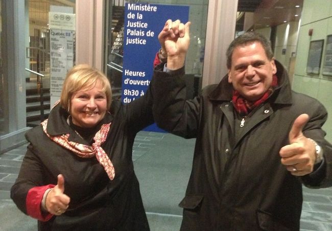 La mairesse Marlene Cordato et le nouveau conseiller Érick Rémy ont célébré la victoire de ce dernier après une longue journée. 