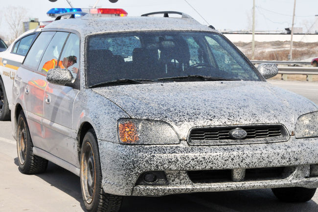 Une voiture a été engloutie de goudron, vendredi, à Boisbriand.