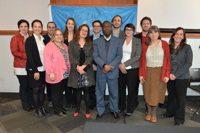 Des représentants du Cégep de Saint-Jérôme, de l’Académie Lafontaine, de l’organisme Solidarité Laurentides Amérique centrale (SLAM) et d’Amnistie internationale entourent le président de cette simulation de l’assemblée générale de l’ONU, le journaliste Jacquelin Télémaque (au centre). 