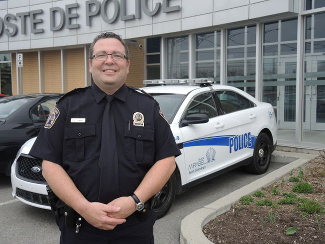L’agent Pierre Morel, préventionniste et relationniste communautaires et affaires publiques du Service de police de Mirabel a expliqué le nouveau projet « Café avec un policier ».