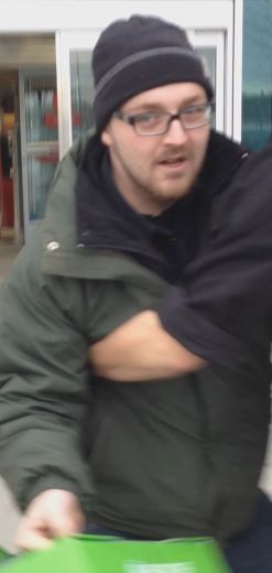 Des images du vol ont été prise par un commis du Future Shop.