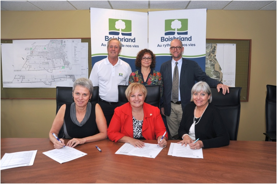 Denis LeChasseur, président de l'Association des cadres, Lisette Dusseault, Camil Adam, membres de la même association, Chantal Duranceau, directrice du Service des ressources humaines et de la paie, Marlene Cordato, mairesse de Boisbriand et Lucie Mongeau, greffière. 