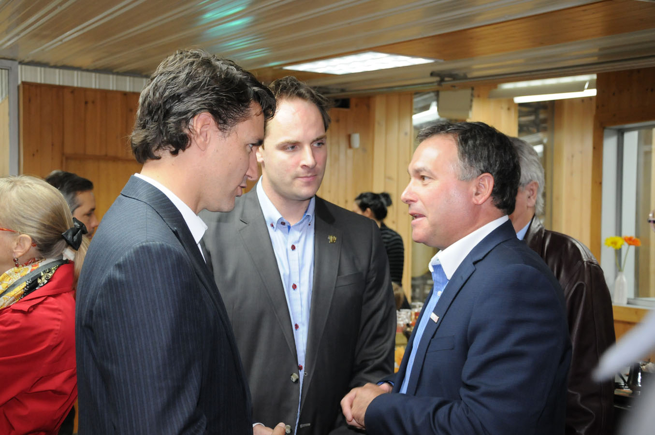 Le chef du Parti libéral du Canada en discussion avec le maire de Mirabel, Jean Bouchard, et son candidat dans Mirabel, Karl Trudel