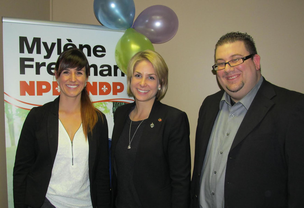 La députée Mylène Freeman entourée de ses adjoints en circonscription, Andréanne Jeanrie et Hugo Lajoie.