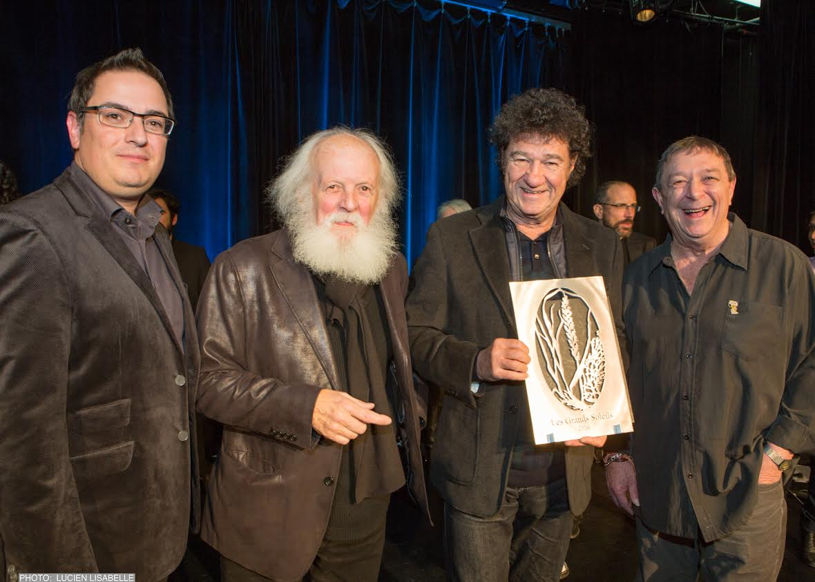 Alexandre Gélinas, administrateur du CCL, Pierre Leblanc, créateur de l’œuvre remise à Robert, Robert Charlebois, récipiendaire du prix Les Grands soleils, Michel Robidoux, partenaire de longue date de Robert Charlebois.