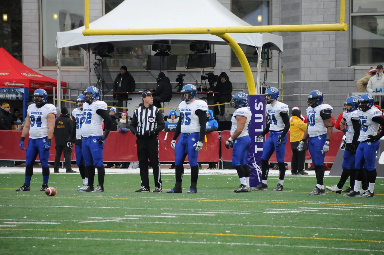 Trois anciens des Nordiques soulèvent la Coupe Vanier