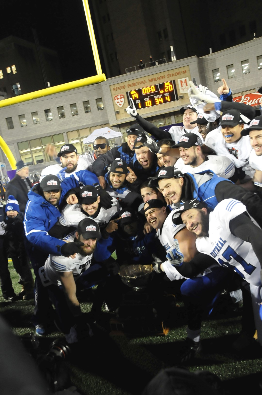 Trois anciens des Nordiques soulèvent la Coupe Vanier