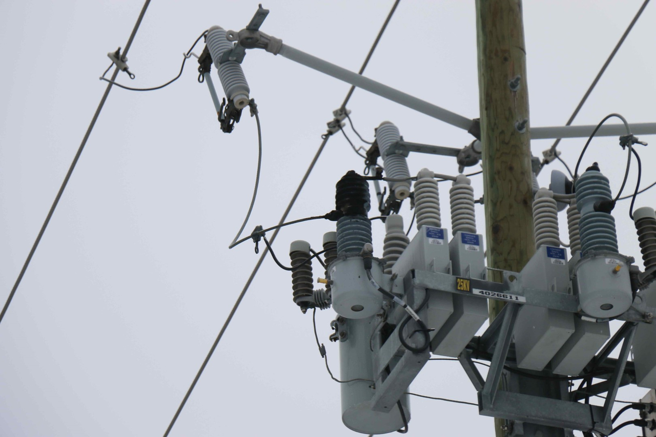Des étincelles jaillissent d'un poteau d'Hydro-Québec à Mirabel