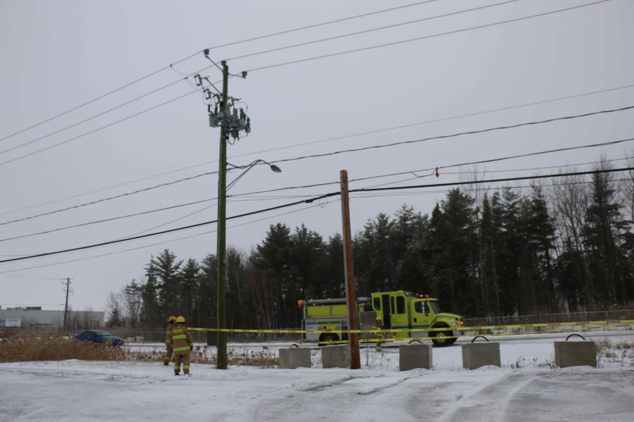 Des étincelles jaillissent d'un poteau d'Hydro-Québec à Mirabel
