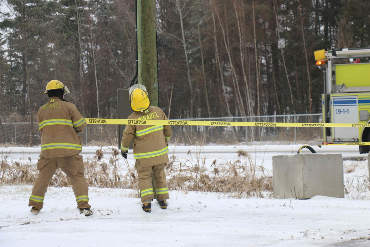 Des étincelles jaillissent d'un poteau d'Hydro-Québec à Mirabel