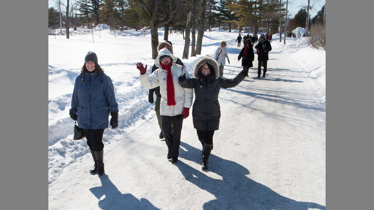 Une centaine de personnes marchent pour la persévérance scolaire