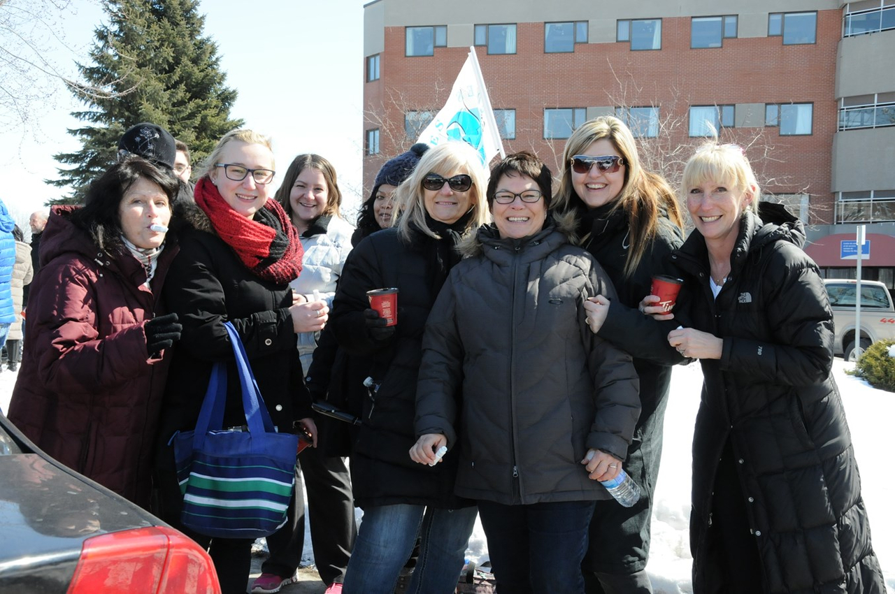 Des travailleurs de la santé manifestent à Sainte-Thérèse