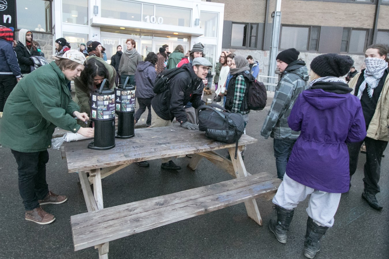 Les piquets de grève forcent l'annulation des cours