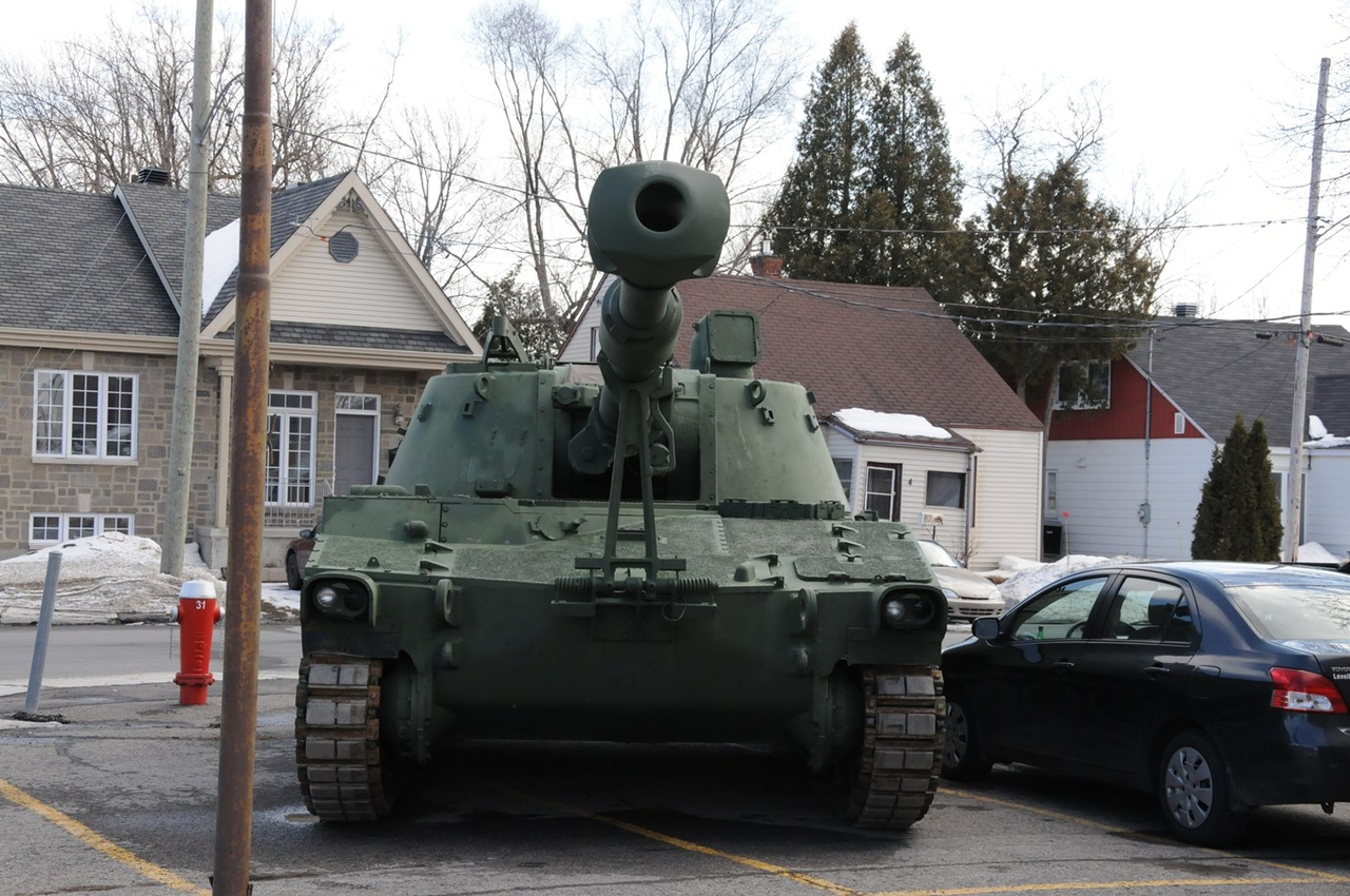 Un monument militaire de taille à Sainte-Thérèse