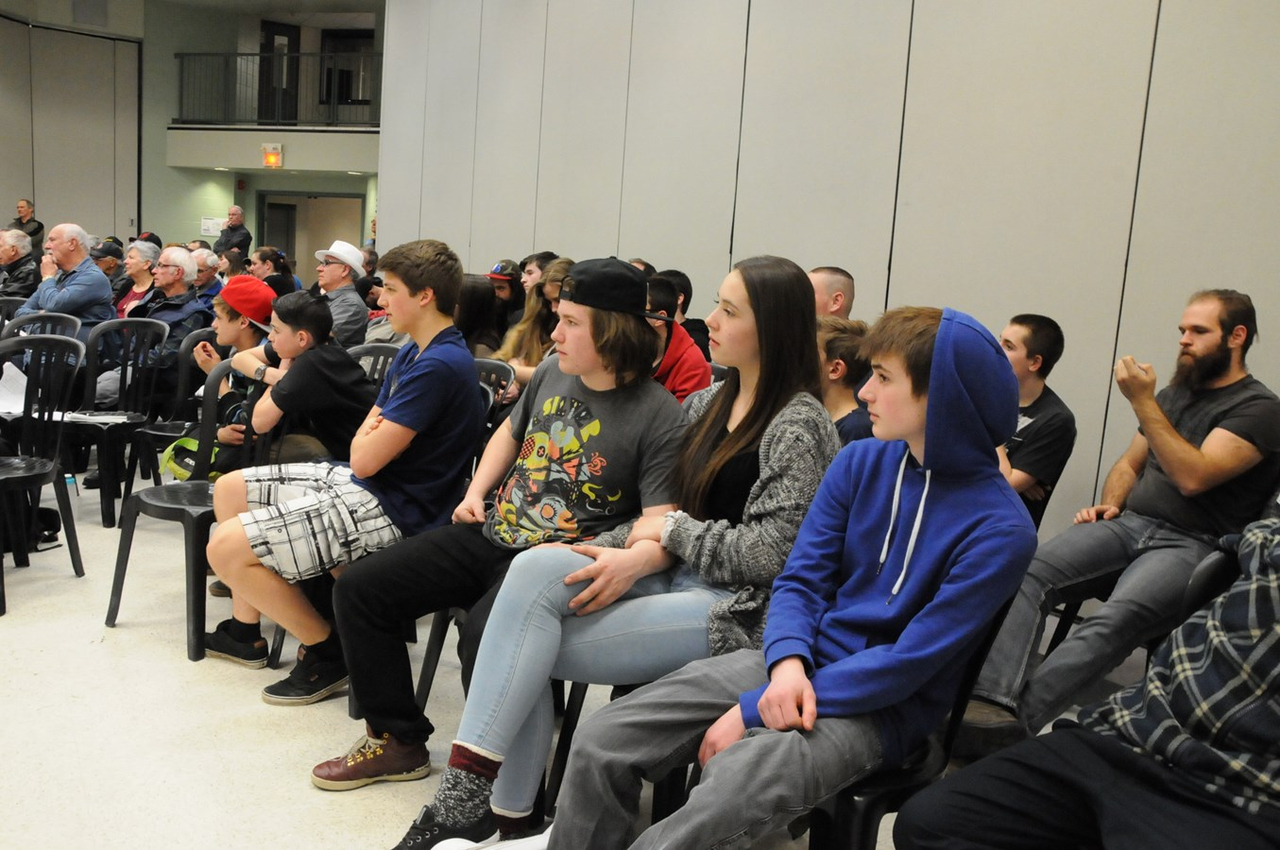 Une vingtaine de jeunes étaient présents lors de la séance du conseil municipal.