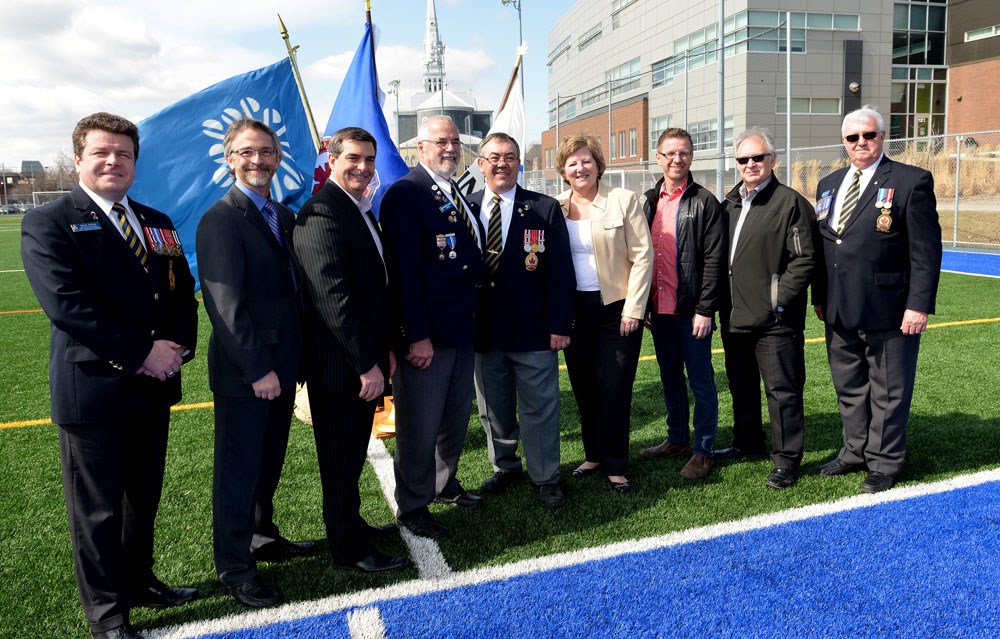 De gauche à droite : Bruce Poulin (directeur des communications pour la Légion royale canadienne), François Garand (conseiller du district de la Renaissance à la Ville de Blainville), Richard Perreault (maire de Blainville), Jean-Denis Nantel (président filiale 208 de Sainte-Thérèse Légion royale canadienne), Alain Trottier (vice-président filiale 208 de Sainte-Thérèse Légion royale canadienne), Sylvie Surprenant (mairesse de Sainte-Thérèse), Patrick Kearney (conseiller municipal à la Ville de Sainte-Thérèse), Pierre Roussel (directeur des communications comité organisateur) et André Paquette (président du comité des sports pour la Légion royale canadienne).