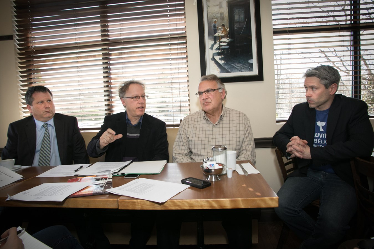 De gauche à droite, Martin Drapeau d'Enviro Mille-îles, Daniel Thériault et Yvon Pelletier du Comité vélo Rosemère et Patrick Bonin de Greenpeace.