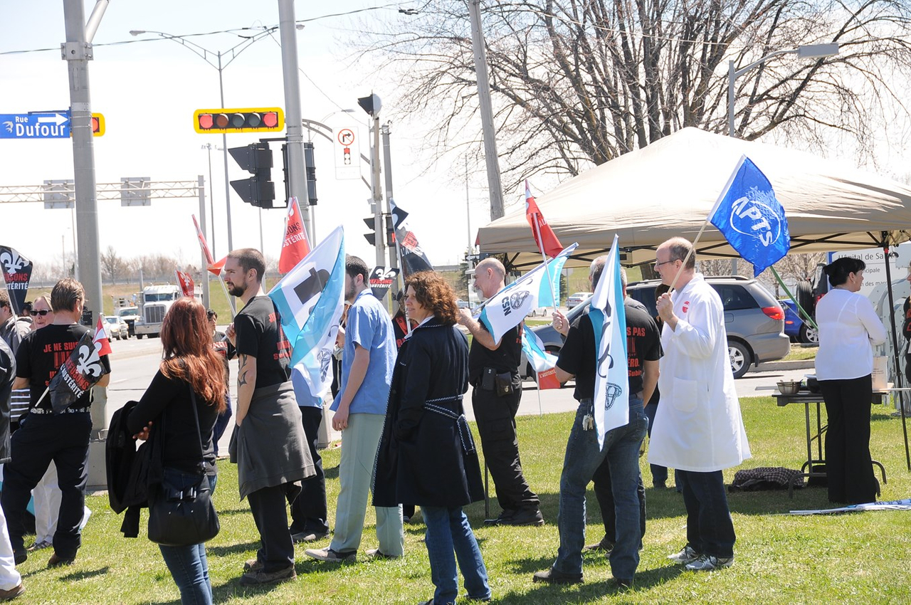 Le personnel de l'hôpital Saint-Eustache proteste