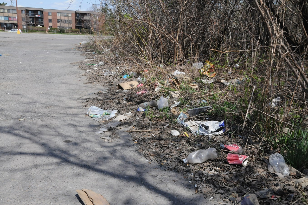 Une tonne de déchets dans la cour du ministère de l’Environnement