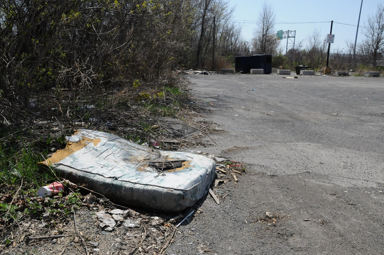 Une tonne de déchets dans la cour du ministère de l’Environnement