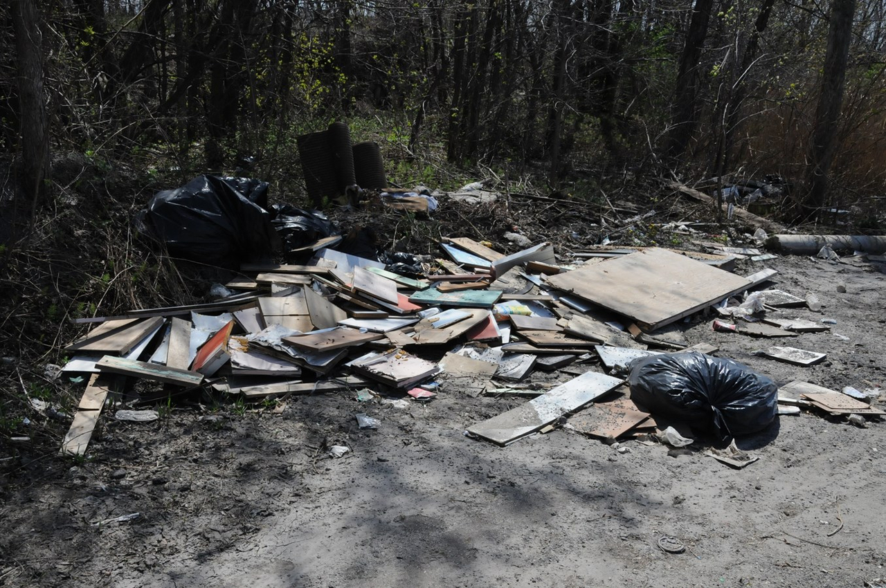 Une tonne de déchets dans la cour du ministère de l’Environnement