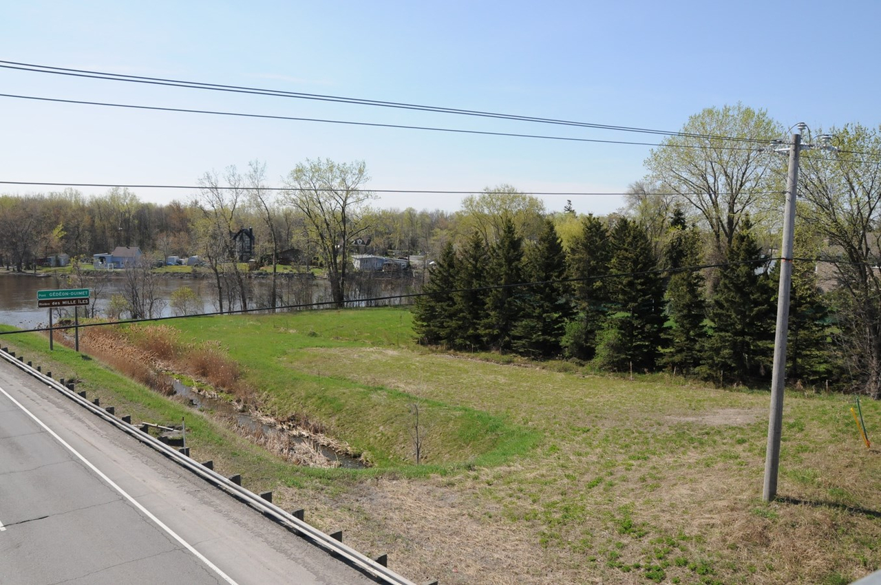 Des tours à condominiums pourraient être érigées sur le terrain situé à l'intersection de l'autoroute 15 et du chemin de la Grande-Côte.