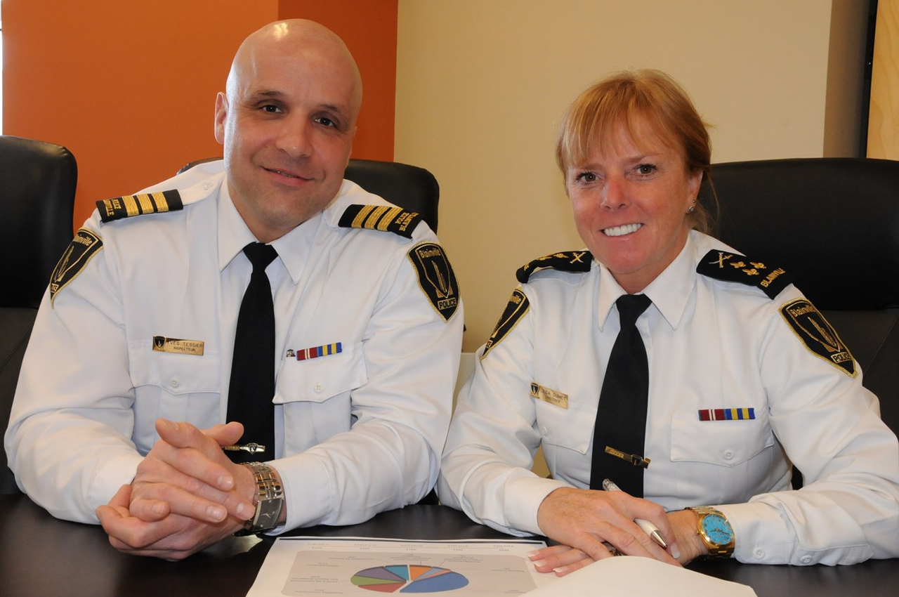 Yves Tessier en compagnie de la directrice du Service de police à Blainville, Linda Ouimet