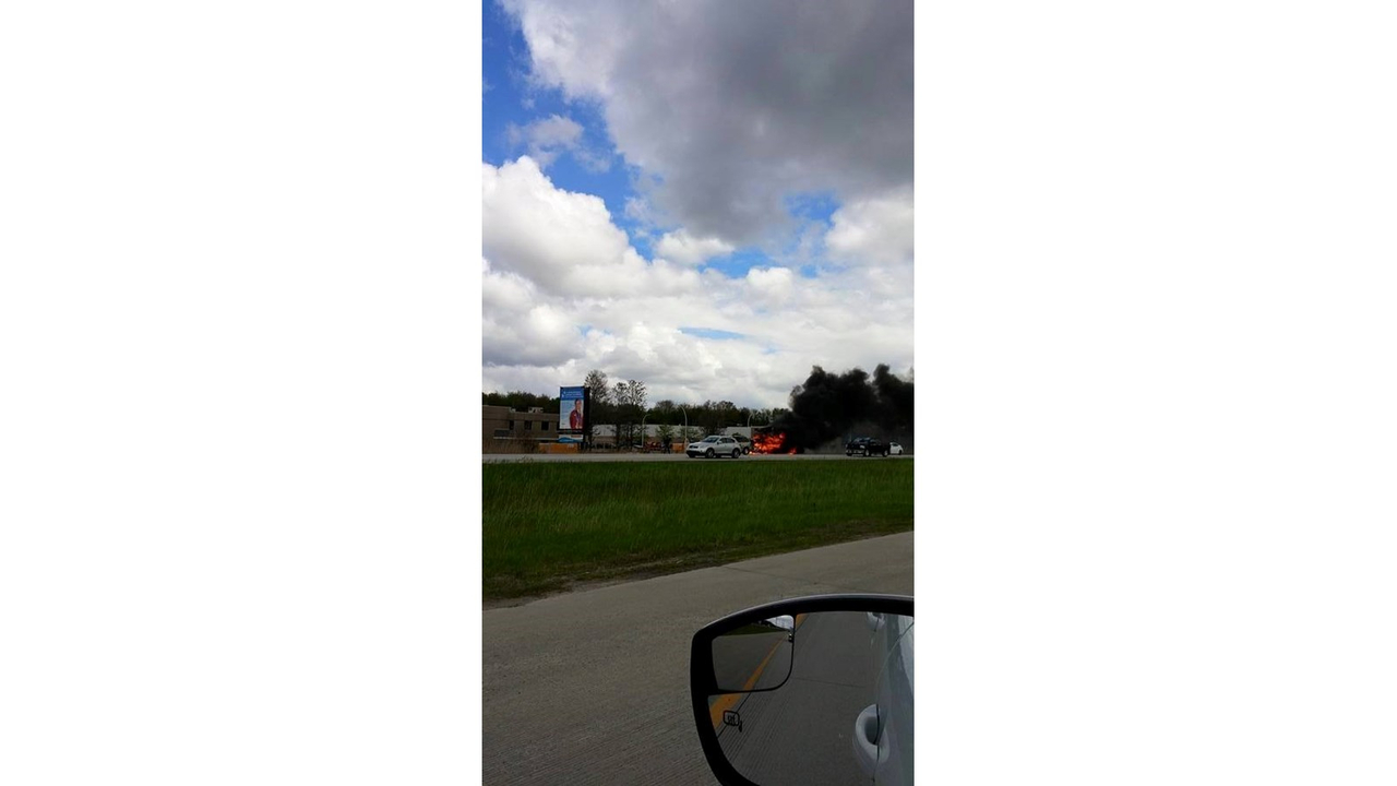 Mirabel: un camion s'enflamme sur autoroute 15