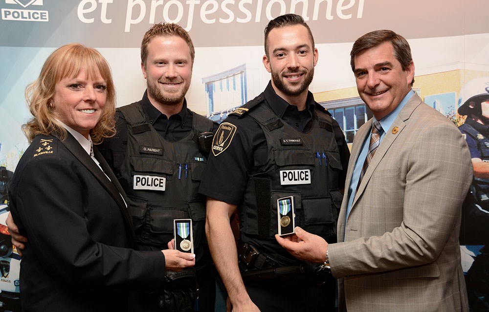 Linda Ouimet (directrice du Service de police), Olivier Parent, David Turcotte-Thibeault et Richard Perreault (maire de Blainville)
