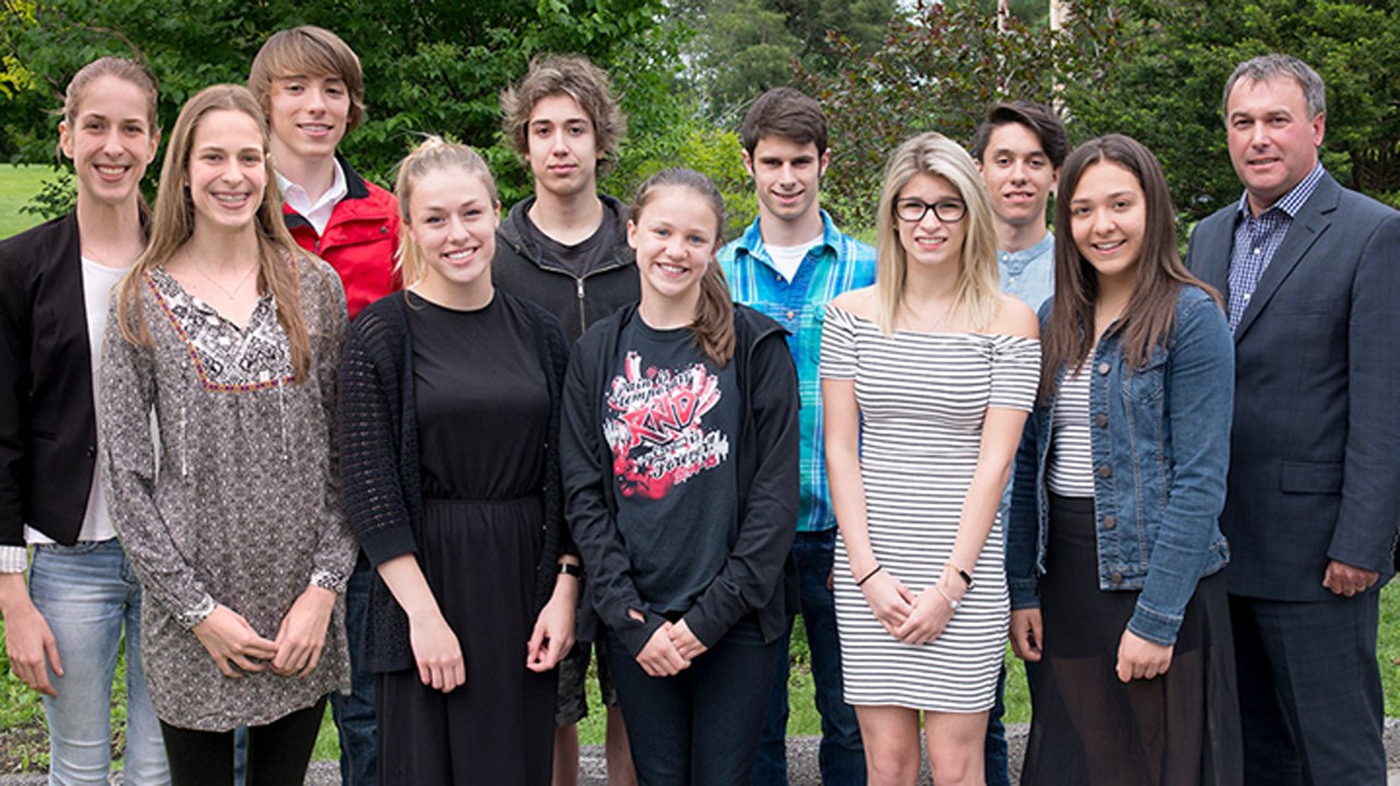 De gauche à droite, on aperçoit Mégane et Alexia Roy, Émile Girouard-Laflamme, Frédéryke Sayeur-Tessier, Ismail Mimouni-Michaud, Arielle Sylvestre, Nicolas Campeau, Rébéka Piché, Jérémie Crevaux, Loriane Grand-Maison et le maire de Mirabel, Jean Bouchard.
