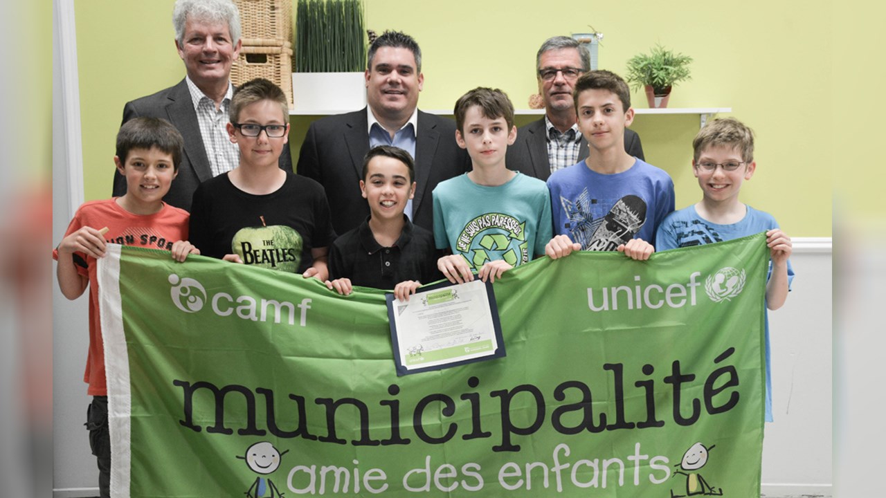 Serge Paquette (conseiller municipal et vice-président de la Commission du développement communautaire et social), Marc-André Plante (directeur général du CAMF) et Guy Frigon (conseiller municipal et président de la Commission du développement communautaire et social), en compagnie de plusieurs jeunes.
