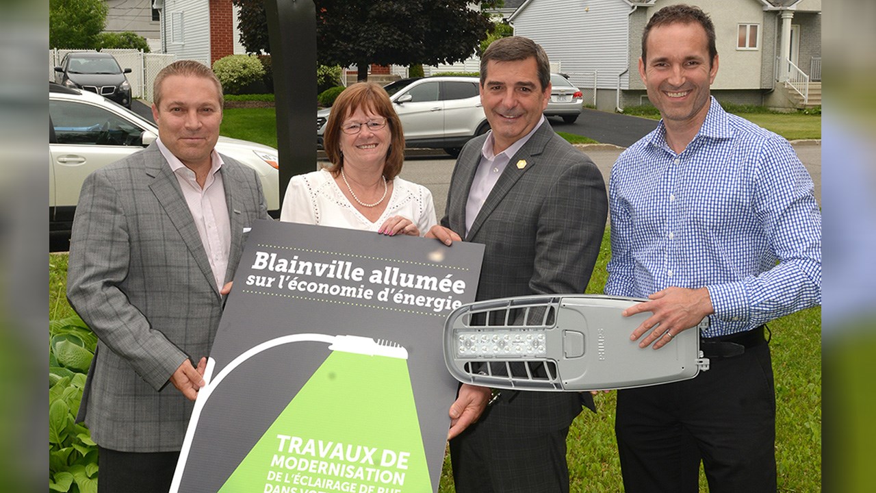 Frédéric Gaulin (président de l’entreprise Énergère), Nicole Ruel (conseillère municipale et présidente de la Commission du développement durable et de l’environnement), Richard Perreault (maire de Blainville) et Benoit Trottier (directeur de projet chez Énergère).