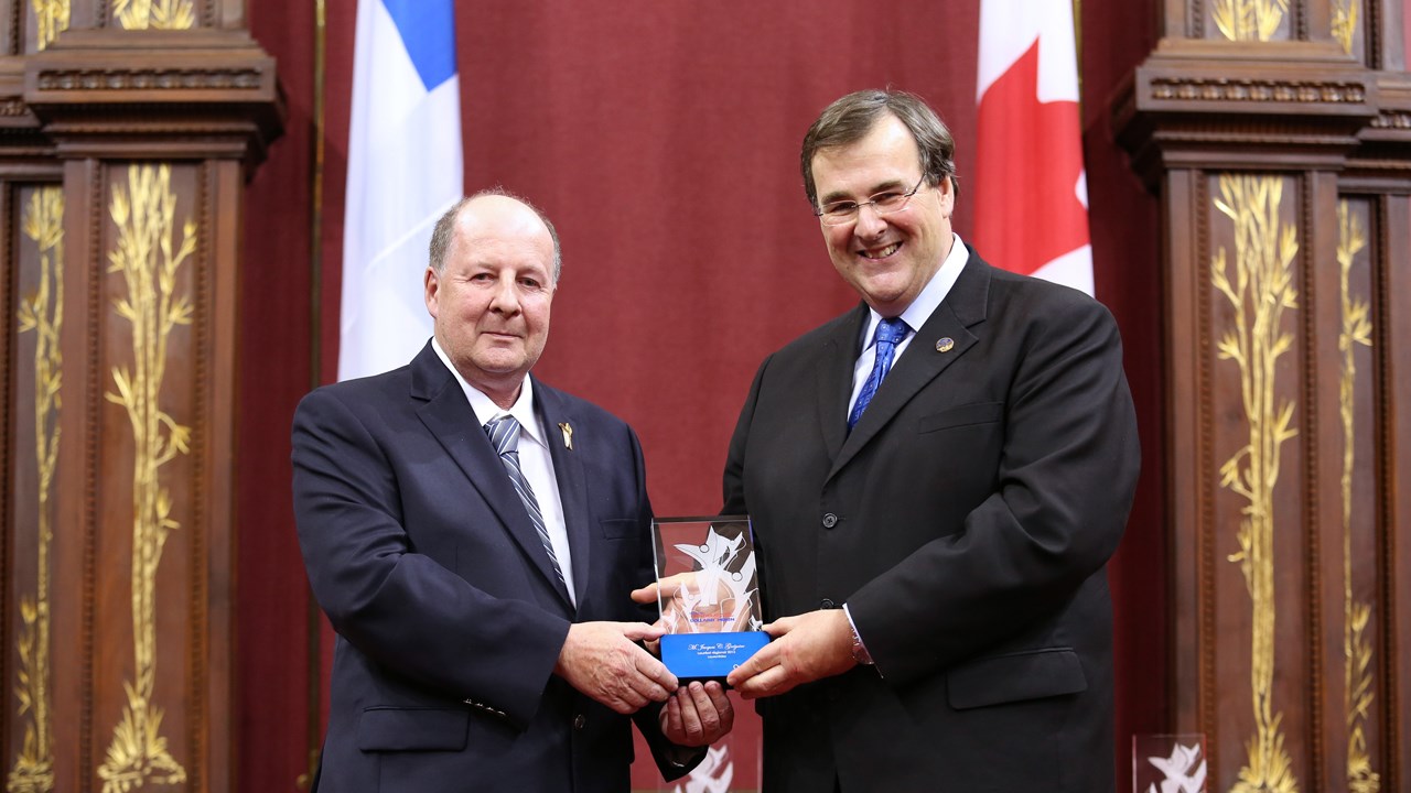 François Blais décerne le Prix du bénévolat en loisir et en sport à un Laurrain