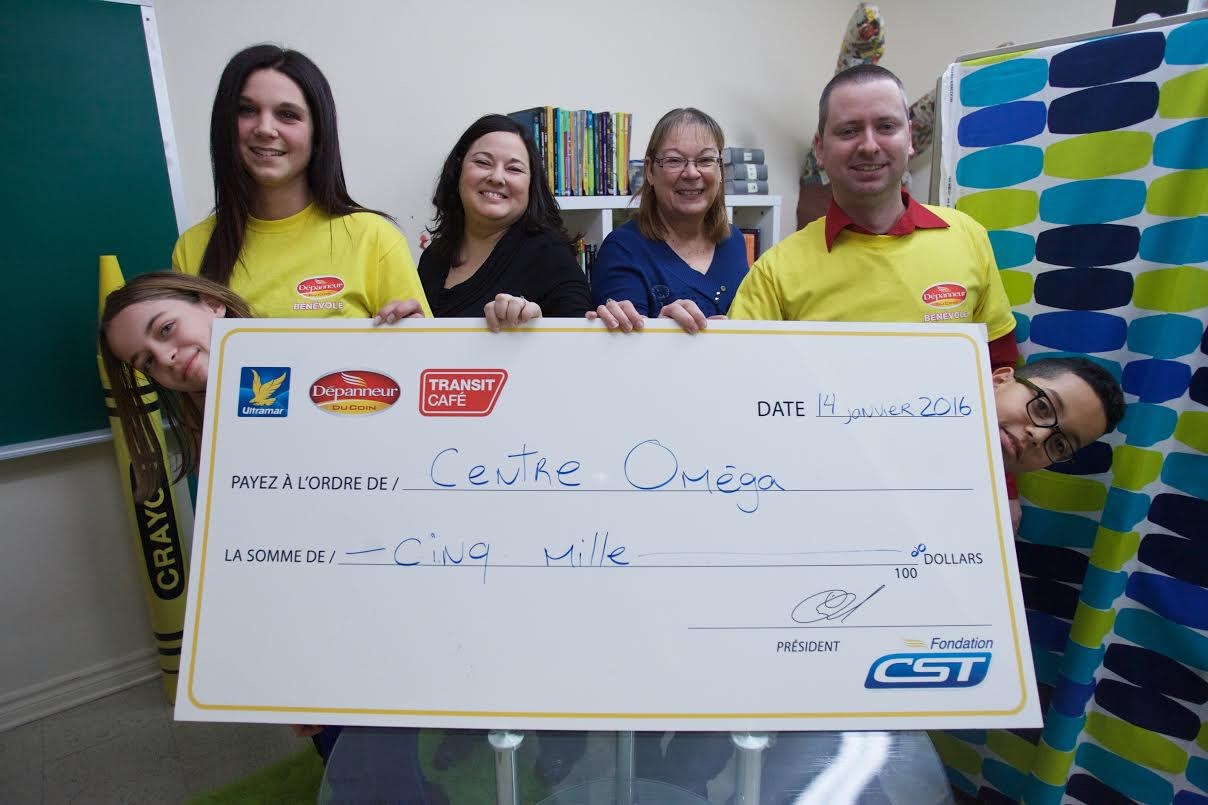 Mme Véronique Picard, gérante, Dépanneur du Coin de Blainville, Mme Inés Ecrivá, directrice, Centre Oméga, Mme Rita Trudeau, coordonnatrice, Centre Oméga et M. Sébastien Giroux, superviseur, Dépanneur du Coin, accompagnés d’élèves de l’atelier Oméga.
