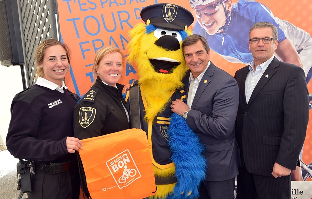 Amélie Roy (coordonnatrice des intervenants en prévention au Service de police), Linda Ouimet (directrice du Service de police), Patouille, Richard Perreault (maire de Blainville) et Guy Frigon (président de la Commission de la sécurité).