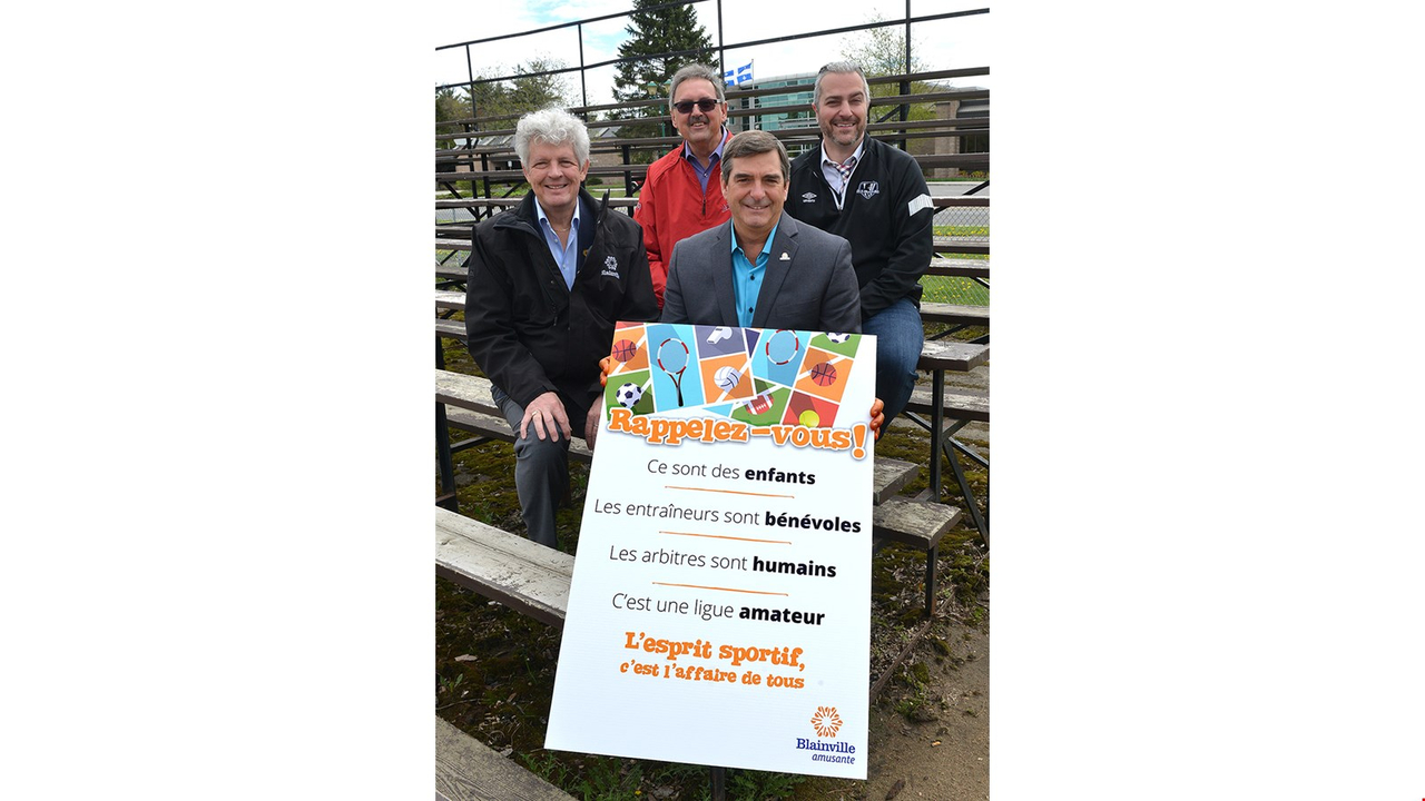 Serge Paquette (président de la Commission des sports et loisirs), Gaétan Dubois (président de l’Association de baseball mineur de Blainville), Sylvain Pereira (président de l’Association de soccer de Blainville) et Richard Perreault (maire de Blainville).
