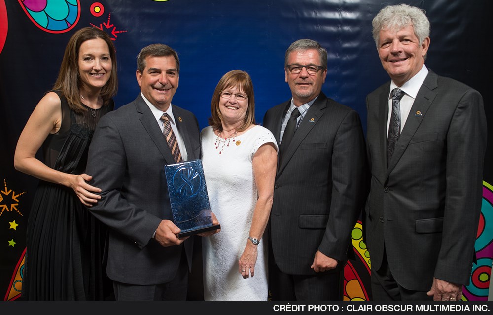 Le maire Richard Perreault, accompagné des conseillers municipaux Liza Poulin, Nicole Ruel, Guy Frigon et Serge Paquette.