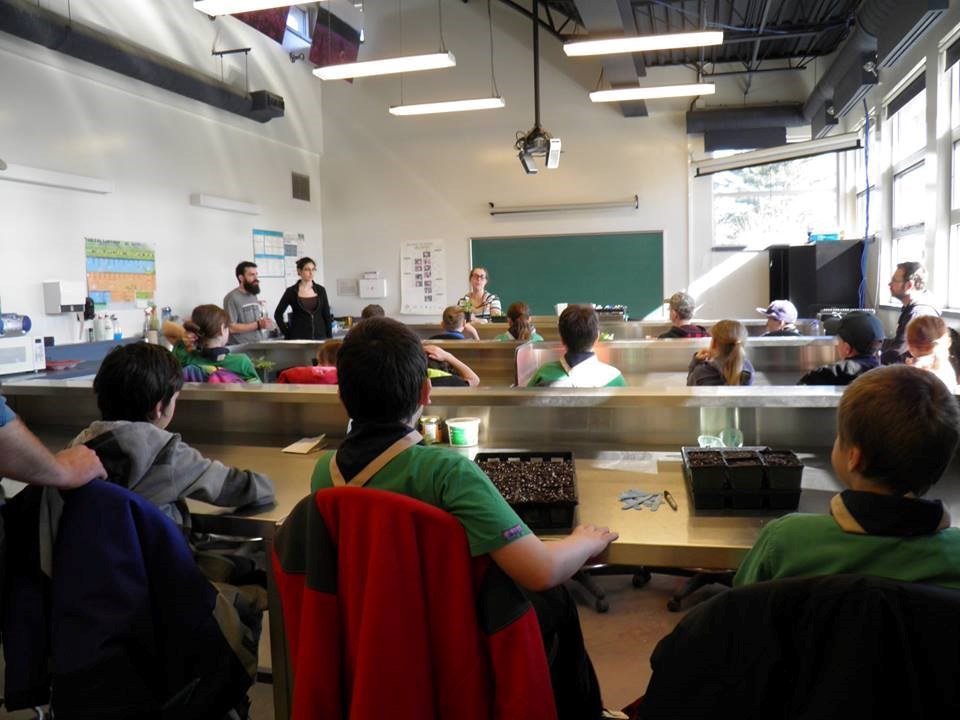 Alexandre, Maude et Émilie, tous finissants en TPHE, donnent un atelier aux jeunes scouts venus les visiter.