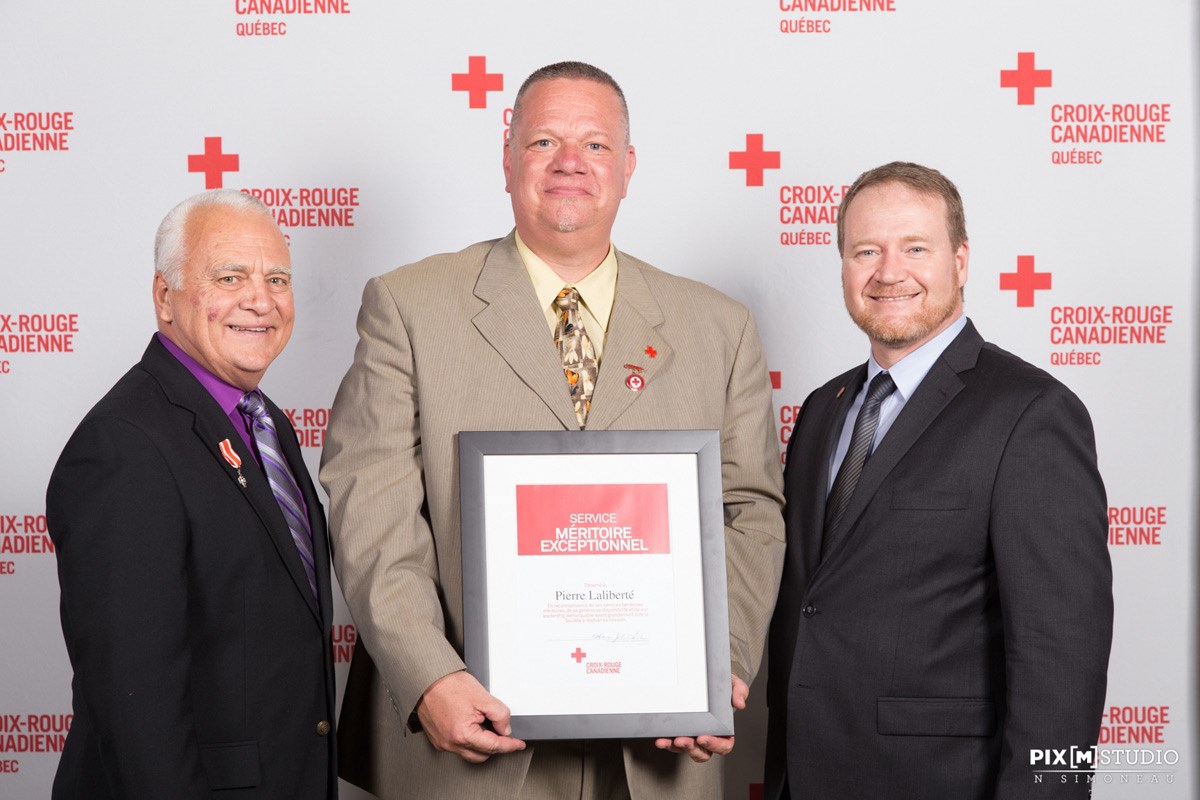 Jean-Claude Bellavance, président du Conseil du Québec de la Croix-Rouge, Pierre Laliberté, récipiendaire de l’attestation du Service méritoire exceptionnel et Pascal Mathieu, vice-président Québec de la Croix-Rouge.