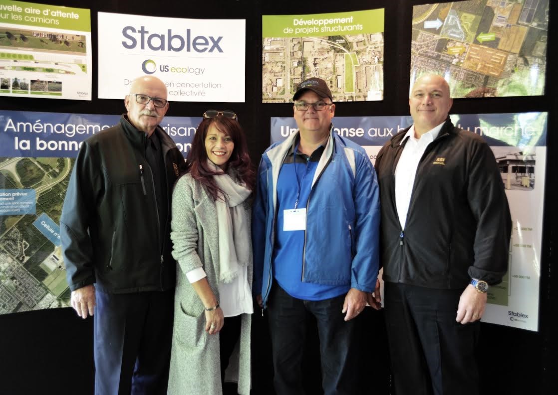 De gauche à droite : Michel Chouinard, ex-directeur du service de sécurité incendie de Blainville; Marie-Claude Collin, conseillère municipale de Blainville, district du Blainvillier (no 10); Guy Thibault, vice-président-directeur général, Stablex Canada Inc. ainsi que Claude Deschuymer, directeur du service de sécurité incendie de Blainville.