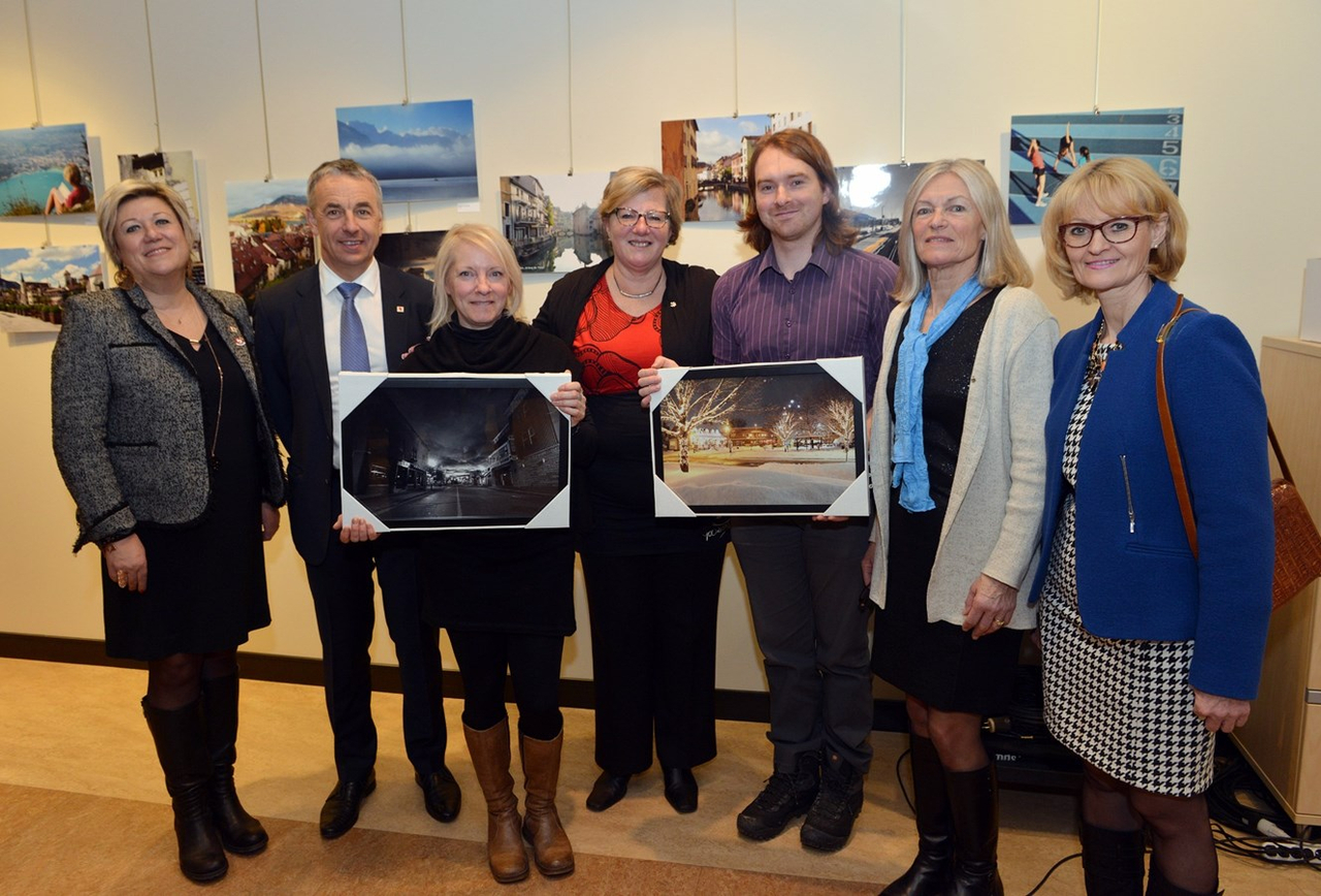 Mme Roselyne Druz Amoudry, maire adjoint d’Annecy et membre du jury, M. Jean-Luc Rigaut, maire d’Annecy, Mme Claudine Lauzon, gagnante du 1er prix et de la mention Coup de cœur, Mme Sylvie Surprenant, mairesse de Sainte-Thérèse, M. Samuel Roy, gagnant du 2e prix et Mmes Marie-Josée Fossorier et Nicole Loichon, conseillères municipales d’Annecy et membres du jury.