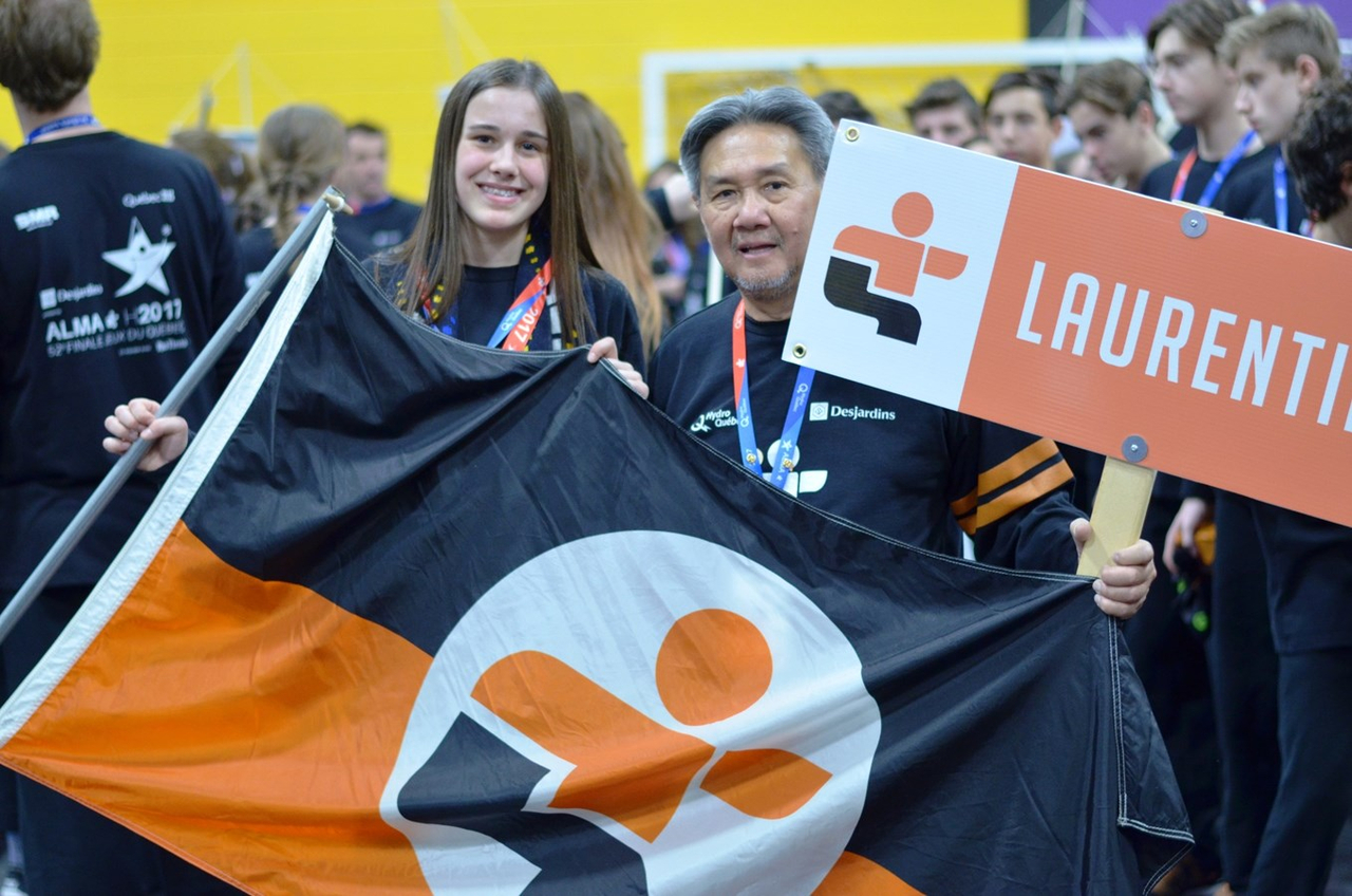 Le Chef de mission, Dang Thanh Bui en compagnie de la porte-drapeau, Mégane Fortin, lors de la cérémonie de clôture des Jeux du Québec. 