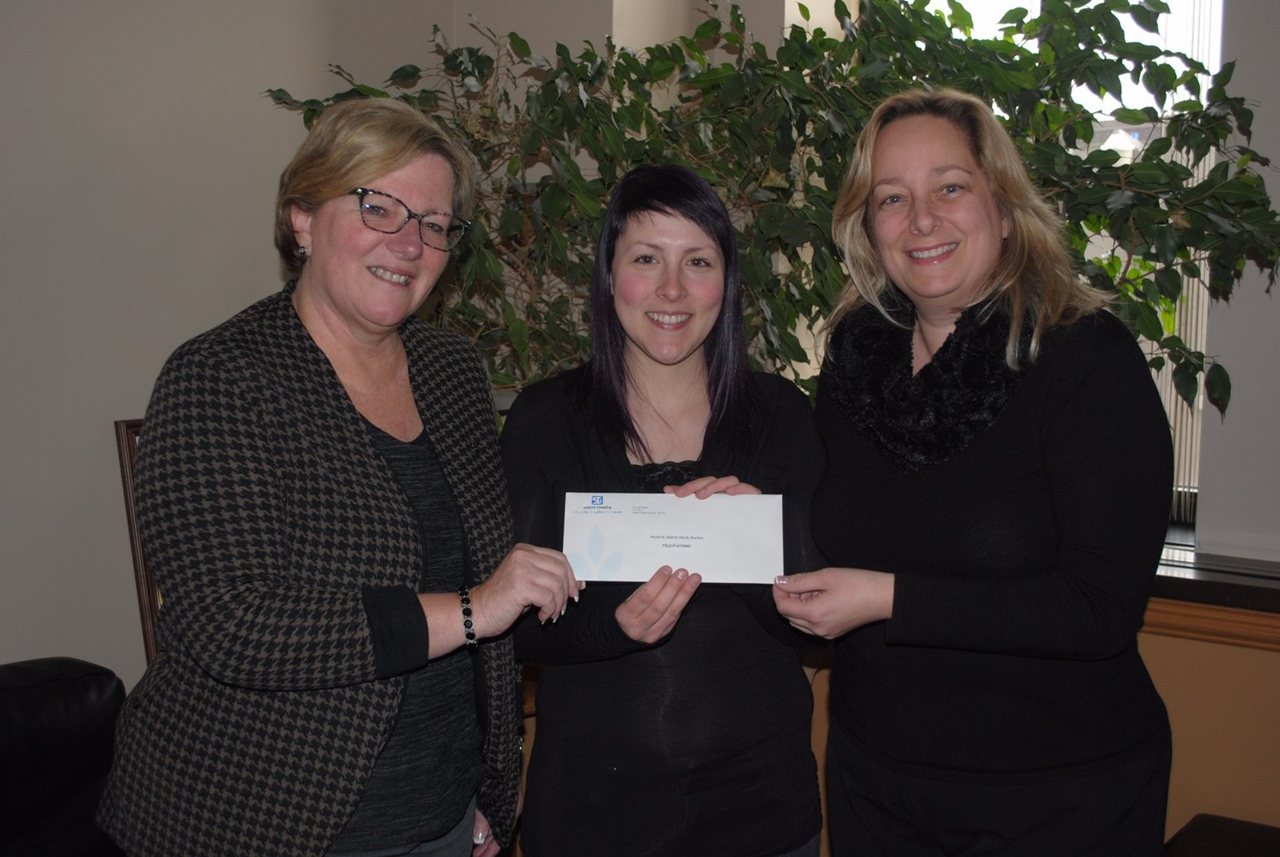 Madame Odette Hardy‐Rochon, résidente de Sainte‐Thérèse et heureuse gagnante du prix de participation, entourée de Mesdames Sylvie Surprenant, mairesse de Sainte‐Thérèse, et Johane Michaud, conseillère municipale et présidente du comité consultatif de la politique de la famille et des aînés.