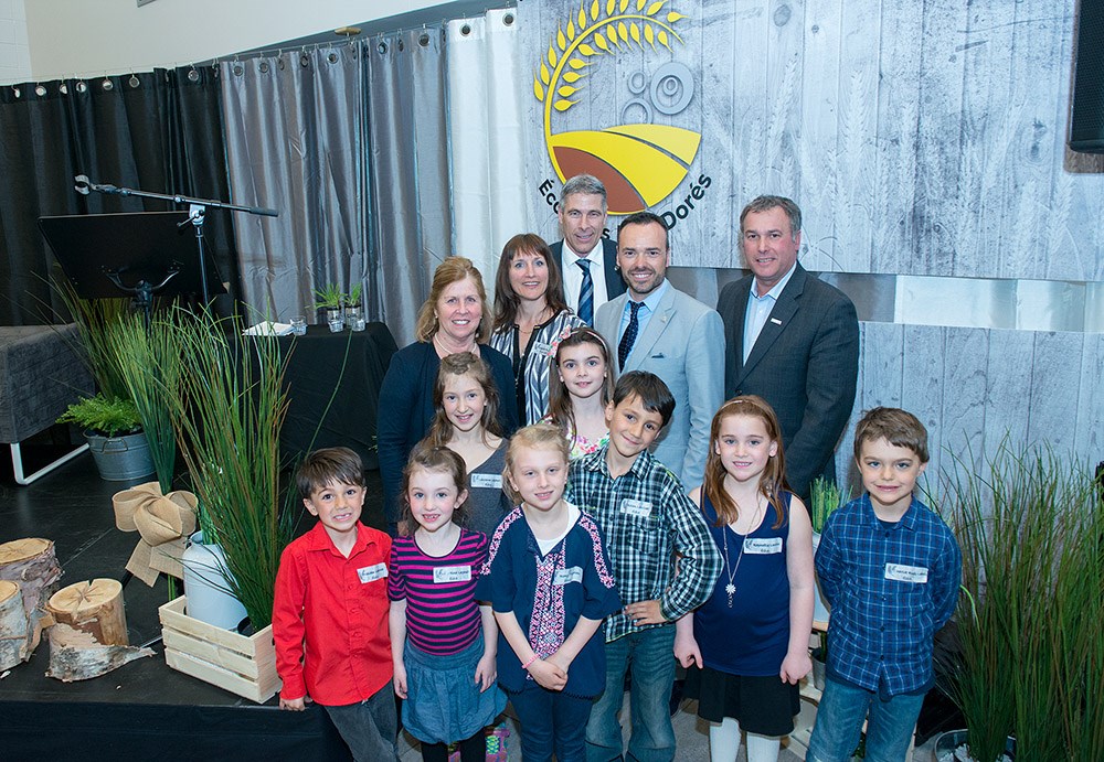 Mme Paule Fortier, Mme Sophie Daigneault, M. Jean-François Lachance, M. Dominique Robert et M. Jean Bouchard entourés de quelques enfants de l'école.