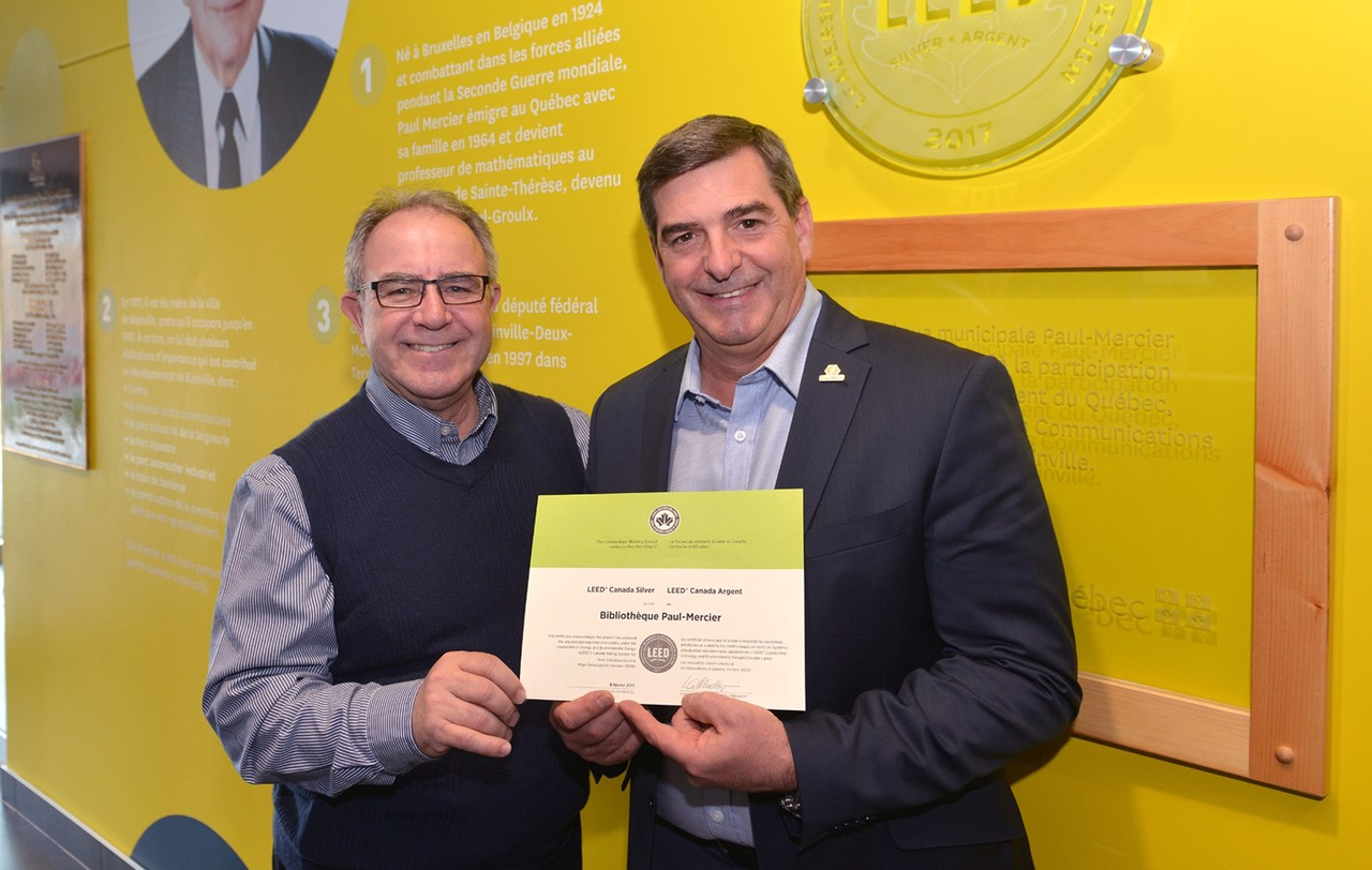 Alain Portelance (président de la Commission des infrastructures et parcs et conseiller du district de la Côte-Saint-Louis) et Richard Perreault (maire de Blainville).